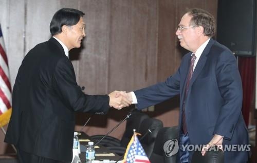 악수하는 한미 협상 대표