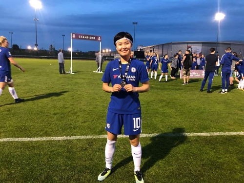 잉글랜드 여자축구 첼시의 지소연이 WSL 우승 확정 후 메달을 들어 보이고 있다.