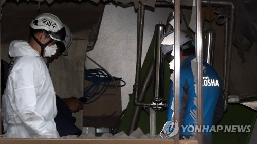 폭발사고 현장 살피는 국과수 관계자