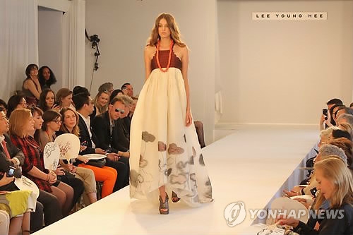 2012년 파리에서 열린 디자이너 이영희의 오트 쿠튀르(맞춤복) 패션쇼