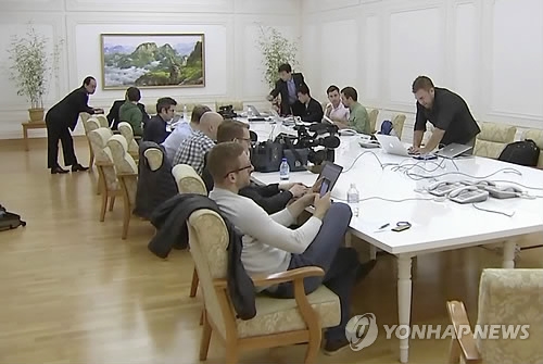 北핵실험장 취재하는 외신기자단 (AP=연합뉴스)
