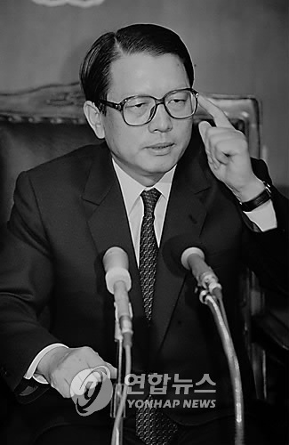 김기춘 검찰총장이 1989년 12월 기자회견을 하는 모습.