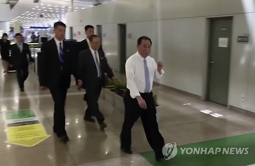 베이징 공항 도착한 북한 김영철 부위원장