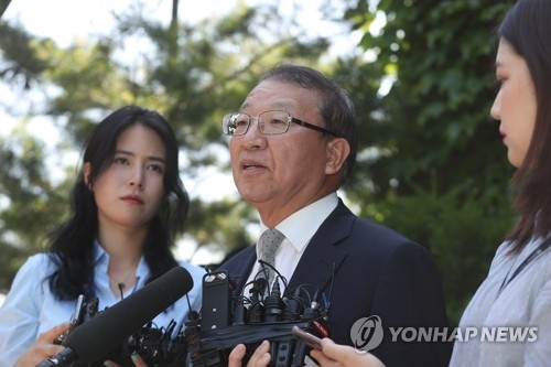 (성남=연합뉴스) 홍기원 기자 = 양승태 전 대법원장이 1일 오후 경기도 성남시 자택 인근에서 재임 시절 일어난 법원행정처의 '재판거래'파문과 관련해 입장을 밝히고 있다. 2018.6.1