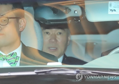 호텔 나서는 성김