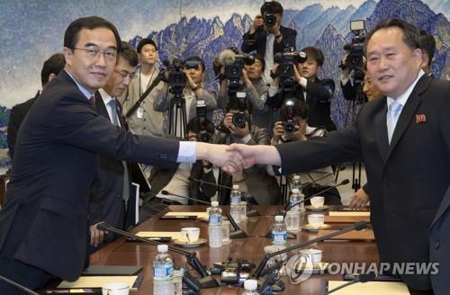 '악수'하는 남북 고위급회담 수석대표들