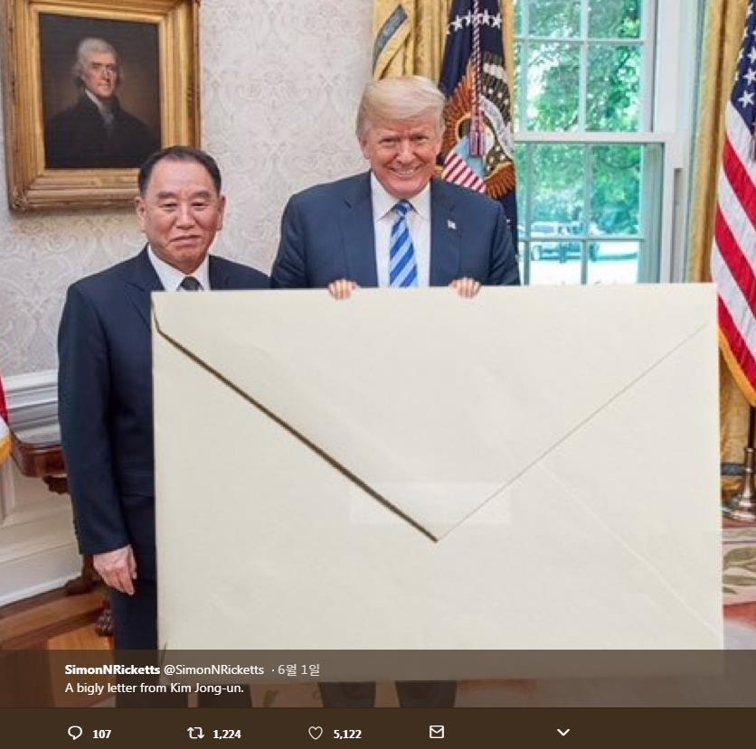 큰 봉투와 트럼프 대통령의 손을 강조하는 풍자물