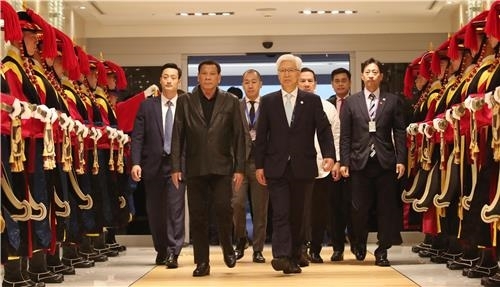가죽 재킷 입고 의장대 사열 /김인철