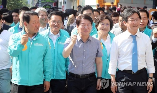 강남역 유세 나선 바른미래당 지도부