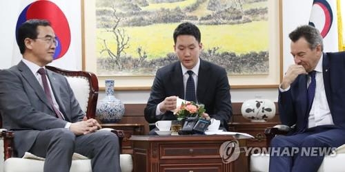 대화하는 통일부 장관과 국제적십자위원회 총재