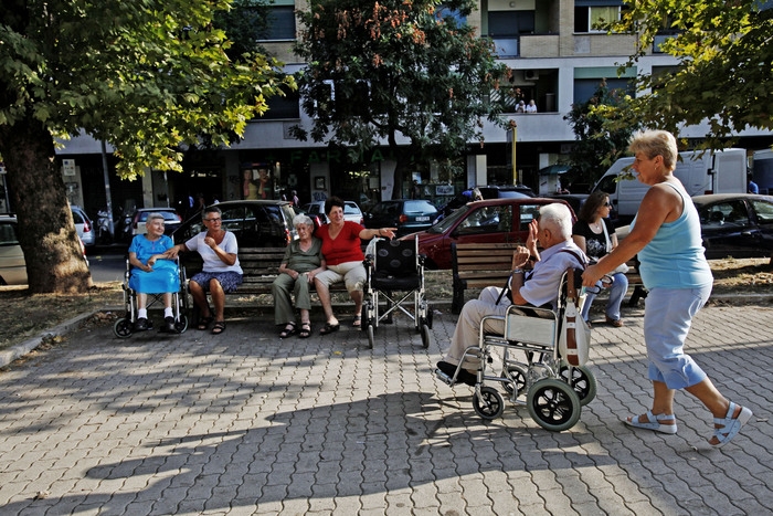 거리에 나와 있는 이탈리아 노인들 [ANSA 홈페이지 캡처] 