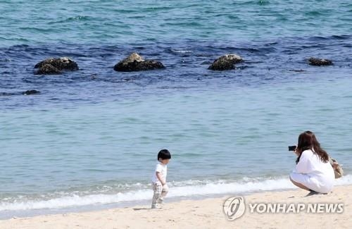 해변 찾은 어린이 [연합뉴스 자료사진]
