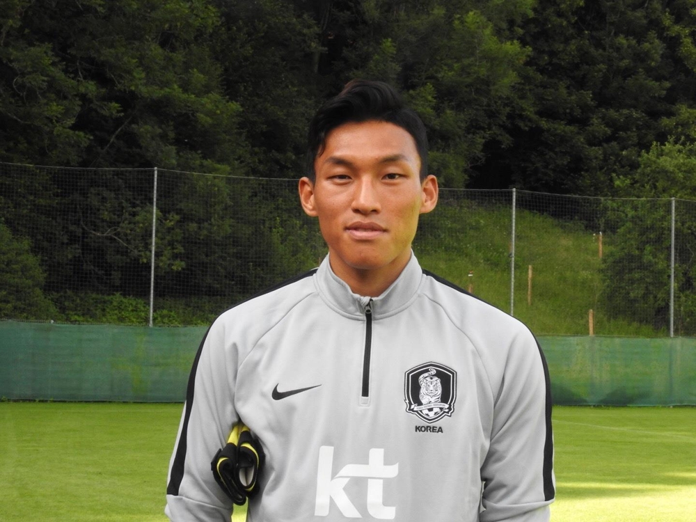 (레오강=연합뉴스) 이동칠 기자 = 축구대표팀 골키퍼 김승규(빗셀 고베)가 10일(한국시간) 오스트리아 레오강 슈타인베르크 스타디온에서 훈련에 앞서 포즈를 취하고 있다.chil8811@yna.co.kr