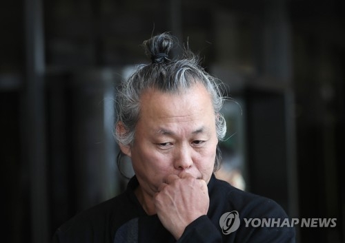 오랜만에 모습 드러낸 김기덕 감독(서울=연합뉴스) 이지은 기자 = 성폭력 의혹이 제기된 영화감독 김기덕이 12일 오후 서울 서초구 서울중앙지검에 고소인 자격으로 출석해 취재진의 질문을 듣고 있다. 김 감독은 관련 의혹을 제기한 여배우와 방송 제작진 등을 상대로 고소했다. 2018.6.12 jieunlee@yna.co.kr(끝)
