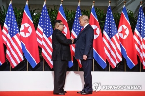 북미 정상, '역사적 첫 악수'