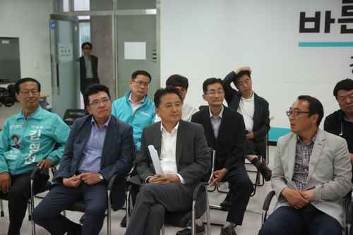 출구조사 결과 지켜보는 바른미래당 김영환 후보와 지지자들