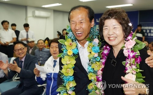 기뻐하는 최문순 강원지사 후보