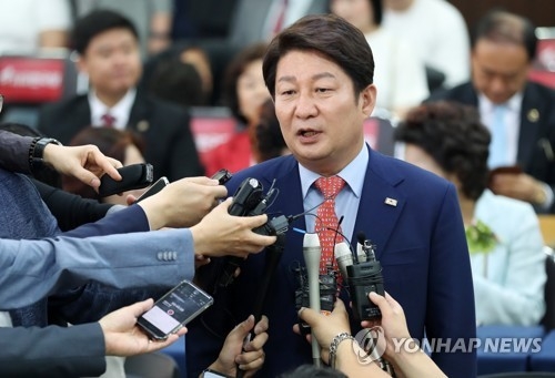 소감 밝히는 권영진 후보(대구=연합뉴스) 김준범 기자 = 13일 오후 대구시 수성구 범어동 자유한국당 대구광역시당에서 권영진 대구시장 후보가 출구조사 결과에 대한 소감을 밝히고 있다. 2018.6.13psykims@yna.co.kr