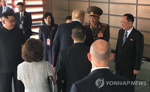 노광철 북한 인민무력상과 악수하는 도널드 트럼프 미국 대통령