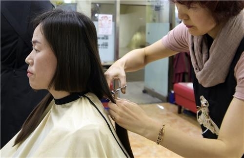 기증 위해 머리카락 자르는 남현숙 주무관