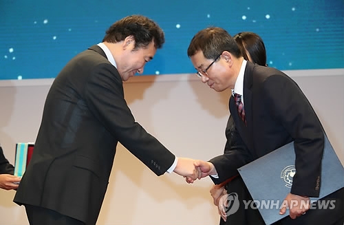 건설의 날 기념식 참석한 이낙연 총리
