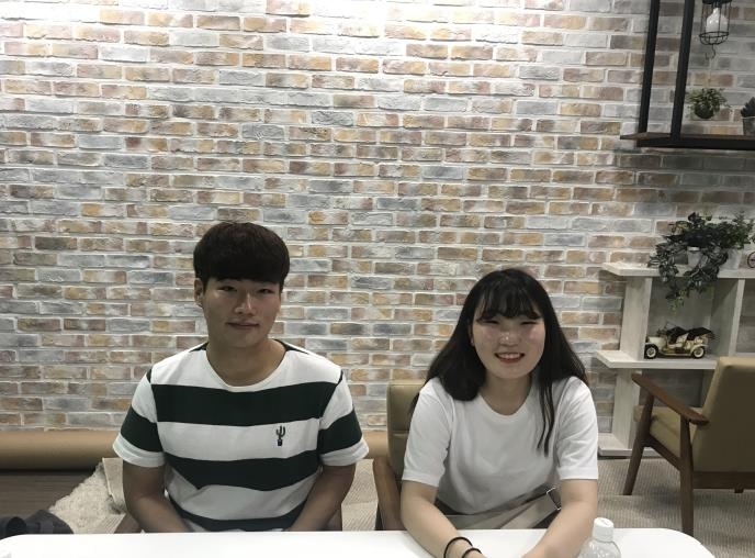 연세대학교 경영학과에 재학중인 추건욱(왼쪽)씨와 동국대학교 미디어커뮤니케이션 학과에 재학중인 정지애(오른쪽)씨.