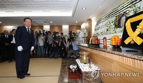 김부겸 "훈장추서 관례 존중돼야…文대통령, JP 유족에 위로" - 1