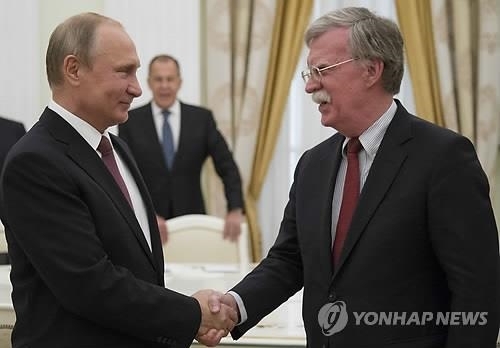 (모스크바 EPA=연합뉴스) 존 볼턴 미국 백악관 국가안보회의(NSC) 보좌관(오른쪽)이 27일(현지시간) 미·러 정상회담 조율을 위해 러시아를 방문, 모스크바 크렘린궁에서 블라디미르 푸틴 러시아 대통령과 악수를 하고 있다.