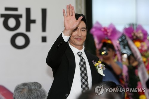 에어필립 취항식서 손 흔드는 다니엘 헤니