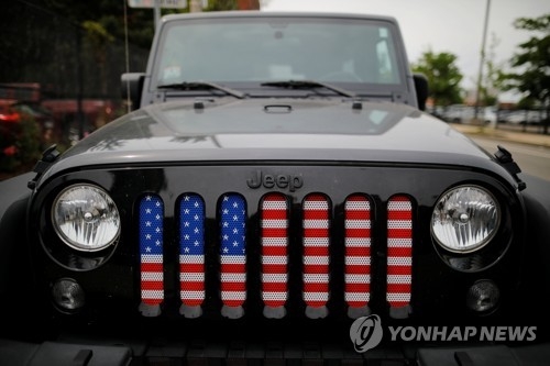 성조기로 장식한 피아트크라이슬러의 지프 자동차