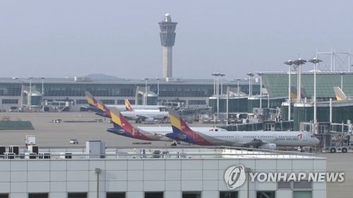 출발 대기 중인 아시아나항공 여객기 [연합뉴스 자료사진]