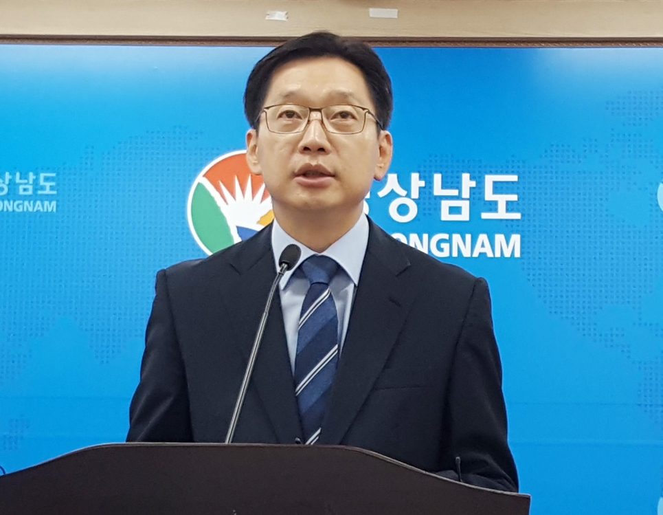 브리핑하는 김경수 경남지사