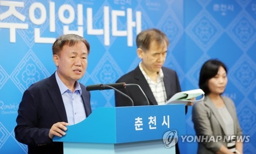 이재수 춘천시장(왼쪽)이 4일 시민정부 구성을 위한 준비위 방향을 밝히고 있다.