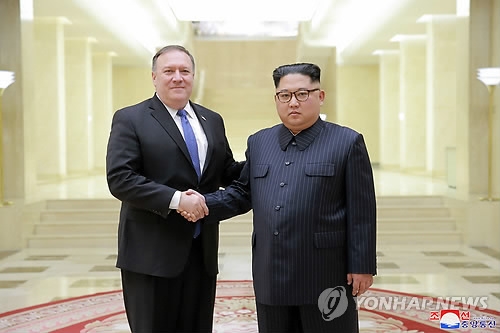 지난 5월 방북해 김정은 북한 국무위원장과 악수하는 마이크 폼페이오 미 국무장관