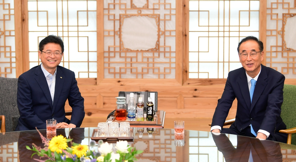 이철우 경북도지사(사진 왼쪽)와 장세용 구미시장
