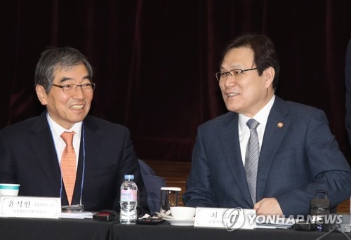 윤석헌 금감원장(왼편)과 최종구 금융위원장(오른편)