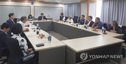 전원회의 참석 여부 논의하는 최저임금위 사용자위원들