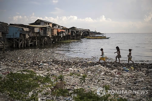 필리핀 해변 수상마을 삼킨 플라스틱 쓰레기[AFP=연합뉴스 자료사진]