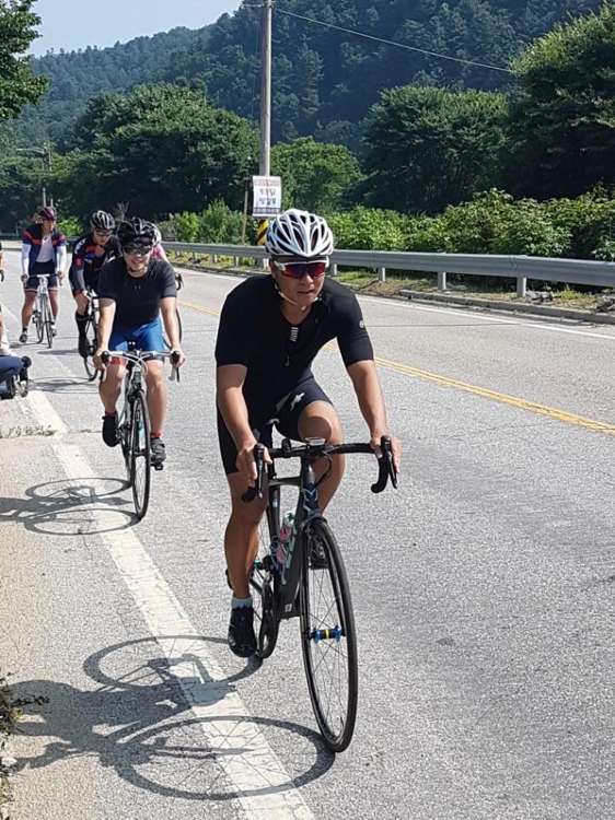 사이클 훈련을 지도하는 이상헌 감독.