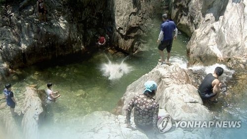 7m 절벽 위험한 다이빙…휴가철 물놀이사고 주의(CG)