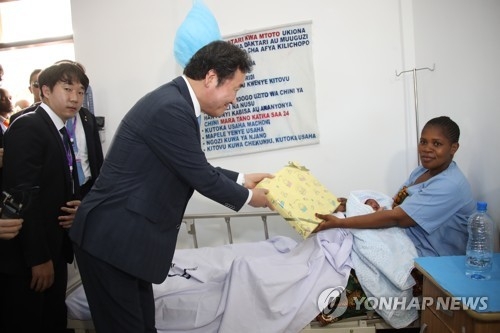 탄자니아 보건병원서 산모에게 선물주는 이낙연 총리 