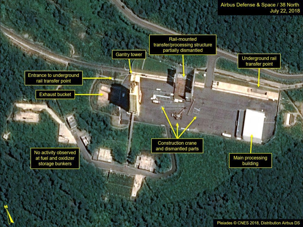 7월22일 북한 서해위성발사장 발사대의 궤도식 구조물이 해체되는 모습