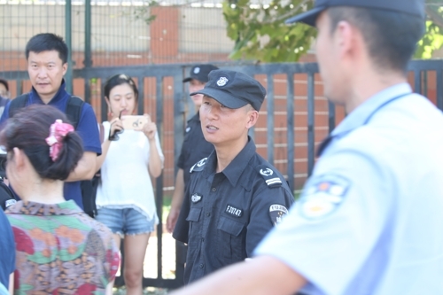 주중 미국대사관 인근 폭발사고 현장 통제하는 중국 공안