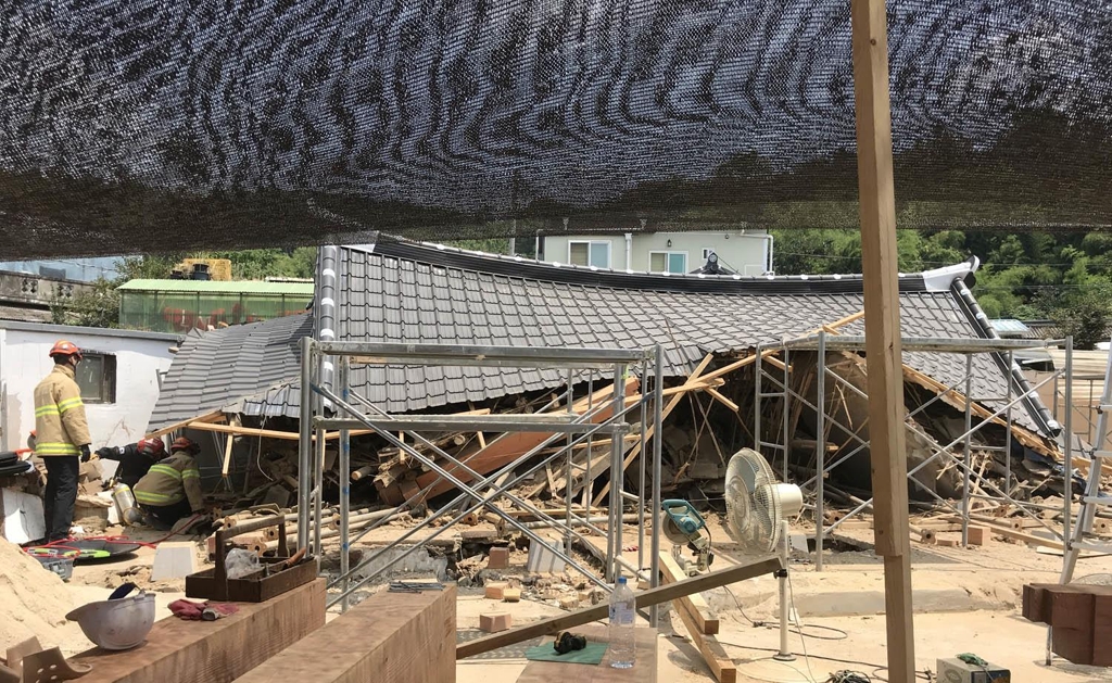 공사하던 주택 붕괴