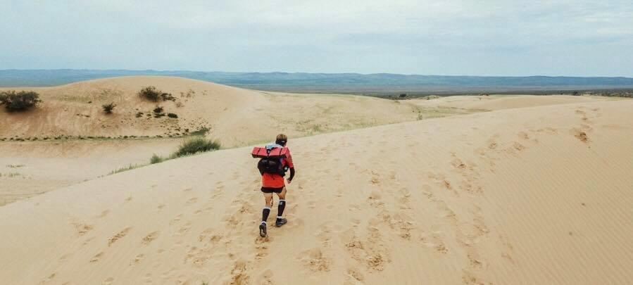 7월 30일부터 8월 5일까지 중국에서 열린 '고비사막 마라톤 대회'에 참가한 빈준석씨가 사막을 달리고 있다. [빈준석씨 제공]