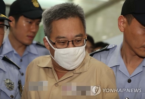 '드루킹' 소환, 김경수 지사와 대질하나
(서울=연합뉴스) 김인철 기자 = 김경수 경남도지사가 드루킹의 댓글조작 행위를 공모한 혐의로 특검에 재소환된 9일 오후 '드루킹' 김동원 씨가 서울 강남구 허익범 특검으로 소환되고 있다. 2018.8.9
yatoya@yna.co.kr
(끝)