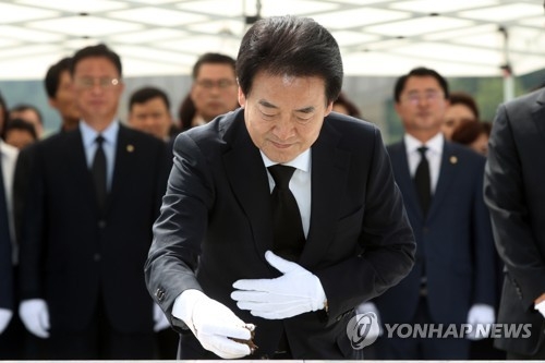 5·18묘지 참배하는 정동영