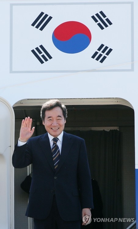 대통령 전용기에서 손 흔드는 이낙연 총리