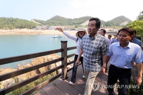 선유도 둘러보는 이낙연 국무총리(군산=연합뉴스) 임채두 기자 = 이낙연 국무총리가 11일 오전 첫 여름 휴가지인 전북 군산 선유도를 방문해 해안 산책로를 걷고 있다. 2018.8.11doo@yna.co.kr(끝)