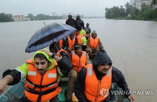 홍수 피해를 입은 인도 케랄라 주에서 인명 구조에 나선 재난구조대. [AFP=연합뉴스]